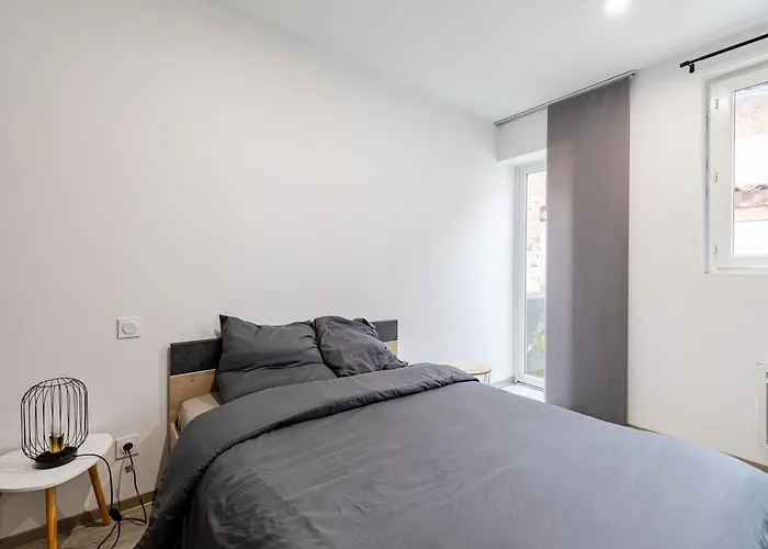 Ideal Couples & Pro - Patio Exterieur- Proche Centre Ville Et Gare - Promenade Au Bord De La Charente - Parking A Proximite - Wifi Tres Haut Debit - Equipement Premium -Netflix