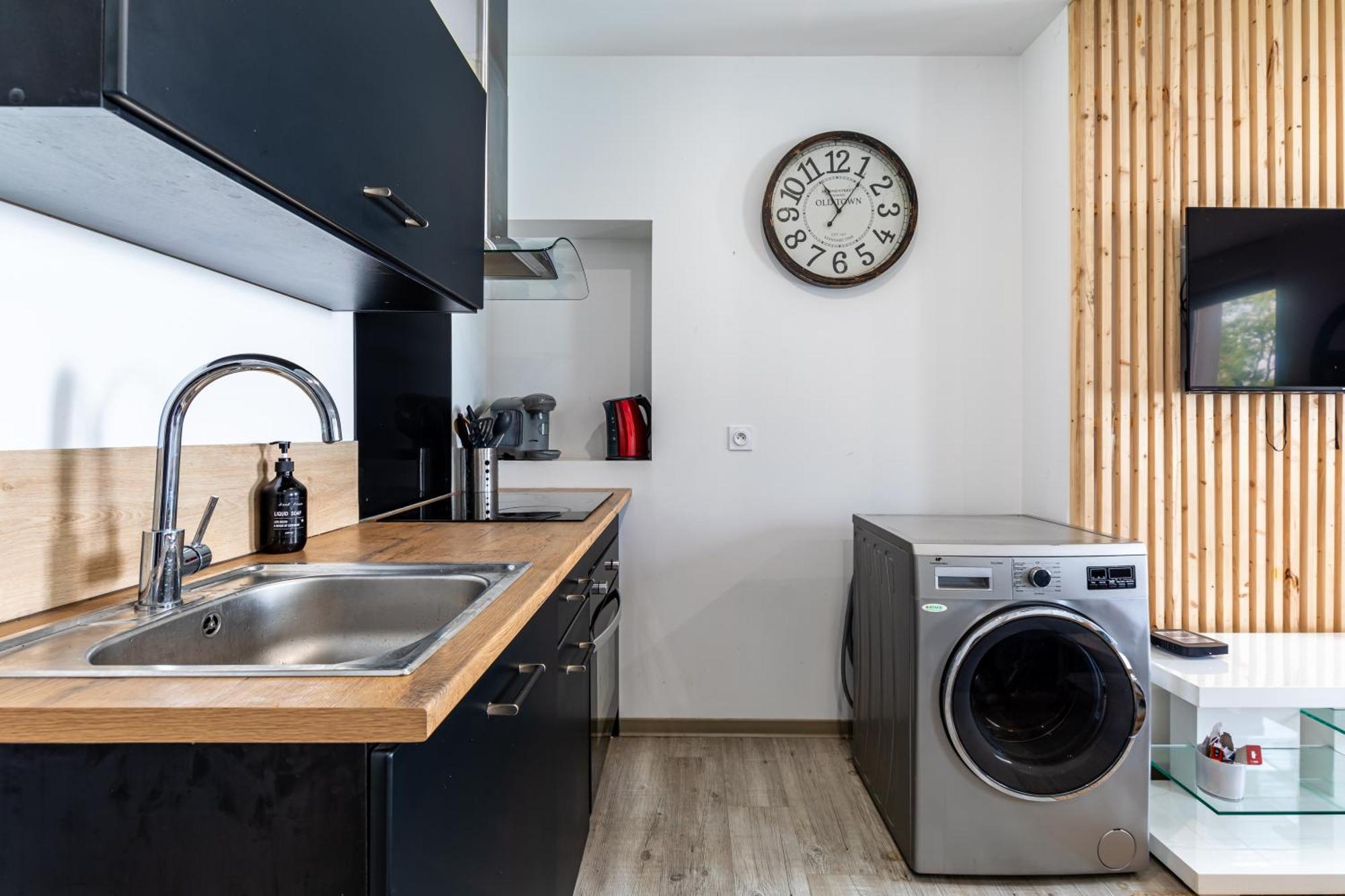 Ideal Couples & Pro - Patio Exterieur- Proche Centre Et Gare - Promenade Au Bord De La Charente - Parking A Proximite - Wifi Tres Debit - Equipement Premium -netflix *