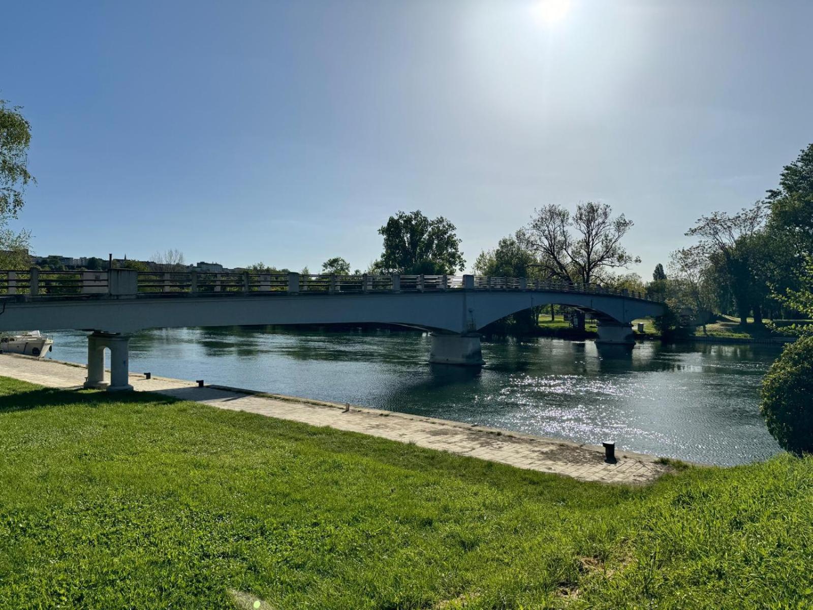 Appartement Ideal Couples & Pro - Patio Exterieur- Proche Centre Et Gare - Promenade Au Bord De La Charente - Parking A Proximite - Wifi Tres Debit - Equipement Premium -netflix *